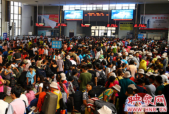 鄭州火車站5月1日發送旅客19.5萬人次 創單日新高 鄭州火車站5月1日發送旅客19.5萬人次 創單日新高