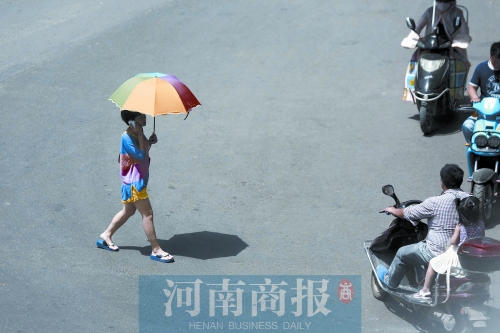 昨天,鄭州市區氣溫達到36.5℃ 記者 侯建勛/攝 昨天,鄭州市區氣溫達到36.5℃ 記者 侯建勛/攝