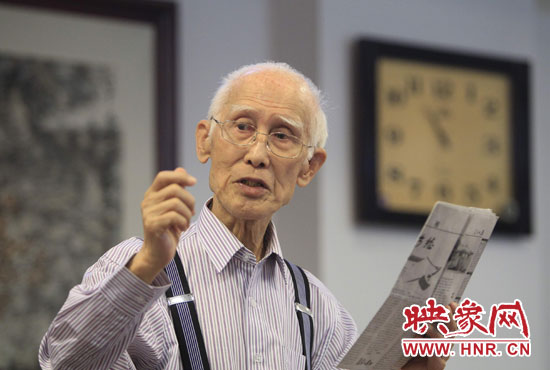 余光中現(xiàn)場朗誦新詩《招魂》。 余光中現(xiàn)場朗誦新詩《招魂》。