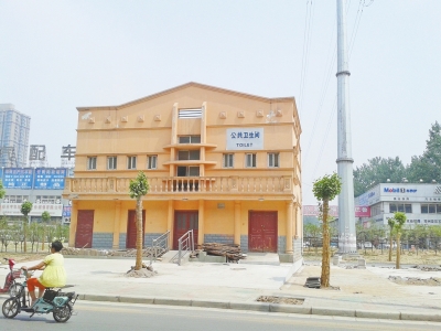 北三環與花園路交叉口附近大門緊閉的公廁 北三環與花園路交叉口附近大門緊閉的公廁