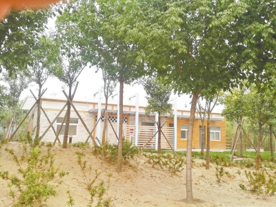 南三環上的一處公廁掩映在綠樹間,也鎖著門 南三環上的一處公廁掩映在綠樹間,也鎖著門