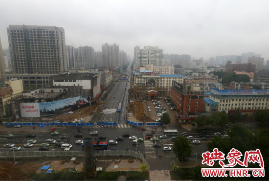 經三路下穿金水路隧道工程已經開始封閉施工。 經三路下穿金水路隧道工程已經開始封閉施工。