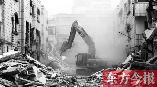 昨日,鄭州市棗莊社區拆遷現場,揚塵漫天,附近居民叫苦不迭 昨日,鄭州市棗莊社區拆遷現場,揚塵漫天,附近居民叫苦不迭