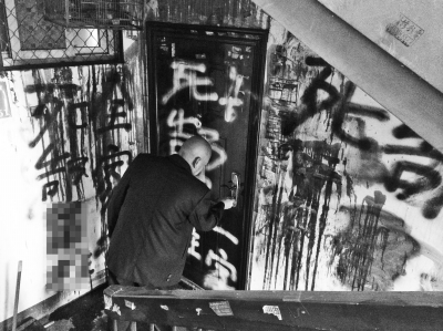 男子因鄰里糾紛凌晨上門噴漆堵鎖眼兒 被監控拍下全程 男子因鄰里糾紛凌晨上門噴漆堵鎖眼兒 被監控拍下全程