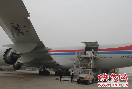 機場人員正在緊張卸貨 機場人員正在緊張卸貨