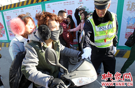 交巡警攔下一輛違法行駛的電動(dòng)車 交巡警攔下一輛違法行駛的電動(dòng)車