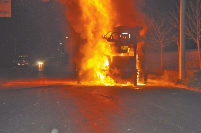 火勢異常兇猛,消防官兵都無法靠近。 火勢異常兇猛,消防官兵都無法靠近。