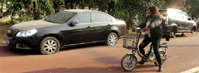 緊臨西三環一小區門口停的轎車,8輛車車胎被扎 緊臨西三環一小區門口停的轎車,8輛車車胎被扎