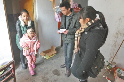 妞妞媽媽在出租屋內帶她進行鍛煉 妞妞媽媽在出租屋內帶她進行鍛煉