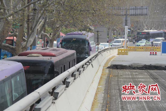 上下橋口圍擋處道路擁堵。