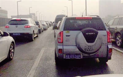 早高峰隴海高架橋從秦嶺路開始,一直向東都已經堵成停車場了。 直播369 圖 早高峰隴海高架橋從秦嶺路開始,一直向東都已經堵成停車場了。 直播369 圖