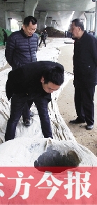 出事后,窨井僅被蓋上了一層布 出事后,窨井僅被蓋上了一層布