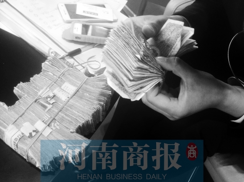 一名店員點了快一個小時,只點了一小部分零錢 一名店員點了快一個小時,只點了一小部分零錢