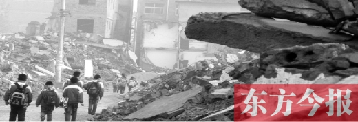 拆遷堵路 孩子上學都有規定動作 拆遷堵路 孩子上學都有規定動作