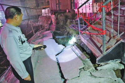 入戶步梯整個與地面斷開有20多厘米 入戶步梯整個與地面斷開有20多厘米