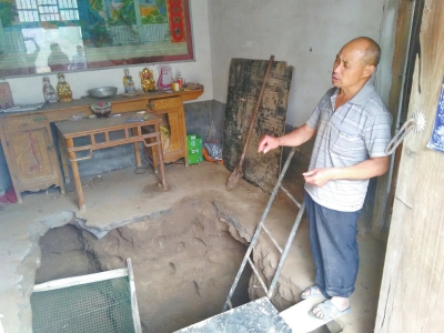 王廷學在家中屋子里挖出了一個深坑 王廷學在家中屋子里挖出了一個深坑