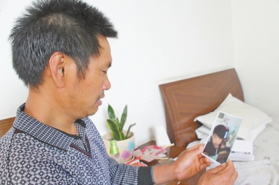 46歲的山村農(nóng)民祁振崗在失去兒子的同時,又陷入了“沒錢帶兒子回家”的揪心之痛中。 46歲的山村農(nóng)民祁振崗在失去兒子的同時,又陷入了“沒錢帶兒子回家”的揪心之痛中。