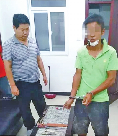 犯罪嫌疑人張某某（右）被抓時(shí)，挎包中被搜出兩把長(zhǎng)約30厘米的尖刀