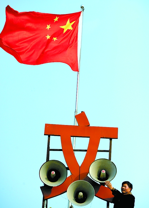 11月15日，新蔡縣磚店鎮(zhèn)黨員劉新峰在村口架起三個(gè)大喇叭，向群眾及時(shí)宣傳十八大精神。