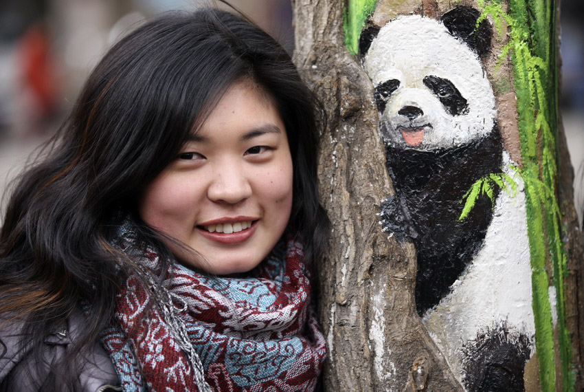 3月1日,在河北省石家莊市九中街,王月與她的“樹洞畫”作品拍攝合影。 3月1日,在河北省石家莊市九中街,王月與她的“樹洞畫”作品拍攝合影。