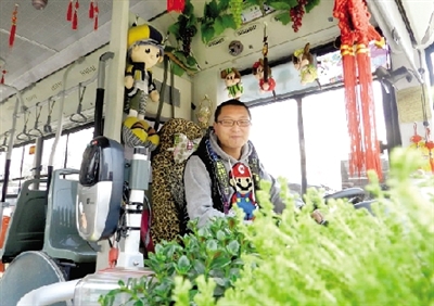 米奇、中國結、流氓兔、綠色植物、各種表情的小豬裝扮車廂 米奇、中國結、流氓兔、綠色植物、各種表情的小豬裝扮車廂