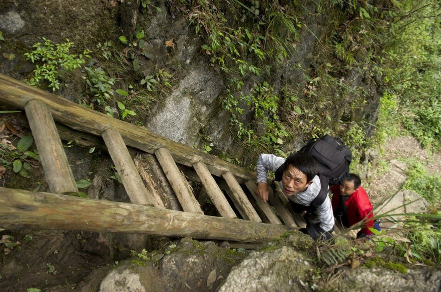 湖南一山村兒童每天需攀爬垂直天梯上學(圖) 湖南一山村兒童每天需攀爬垂直天梯上學(圖)