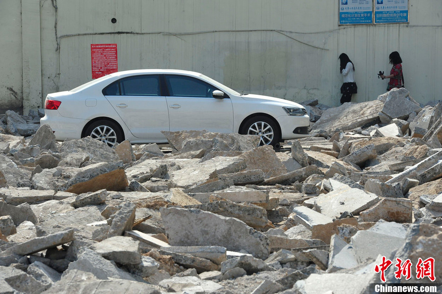 太原:施工現場現“釘子車” 車主十余天未現身 太原:施工現場現“釘子車” 車主十余天未現身