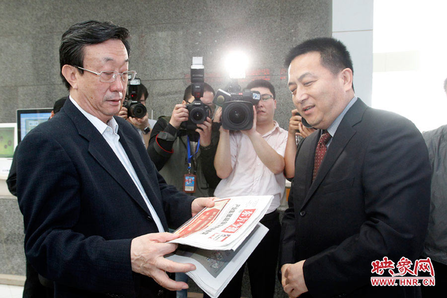 東方今報報社社長趙國平向河南省委書記、省人大常委會主任郭庚茂匯報東方今報的內容、發行等情況 東方今報 東方今報報社社長趙國平向河南省委書記、省人大常委會主任郭庚茂匯報東方今報的內容、發行等情況 東方今報