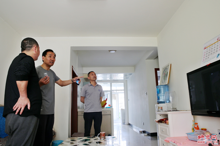 記者進入中原愛心小區一位居民家中采訪