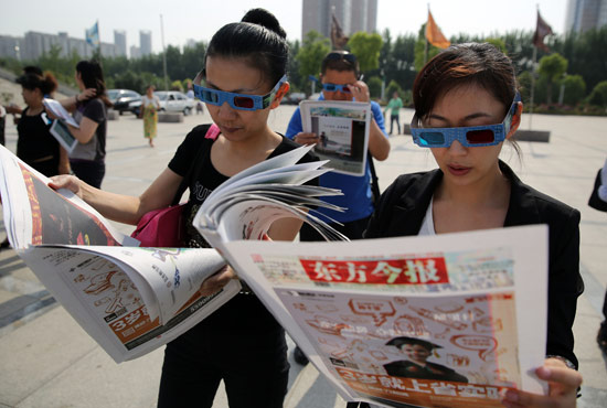 讀者戴上3D眼鏡看東方今報 讀者戴上3D眼鏡看東方今報