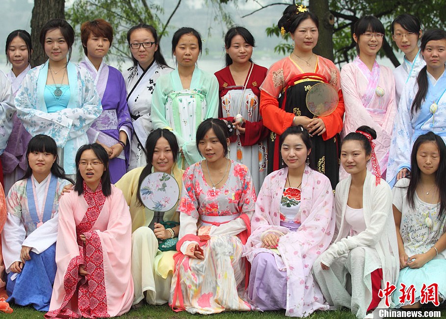 南京年輕人著漢服行古禮祭屈原迎端午 南京年輕人著漢服行古禮祭屈原迎端午