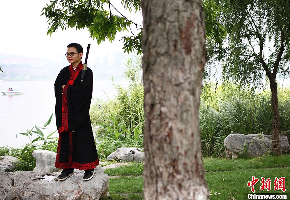 南京年輕人著漢服行古禮祭屈原迎端午 南京年輕人著漢服行古禮祭屈原迎端午