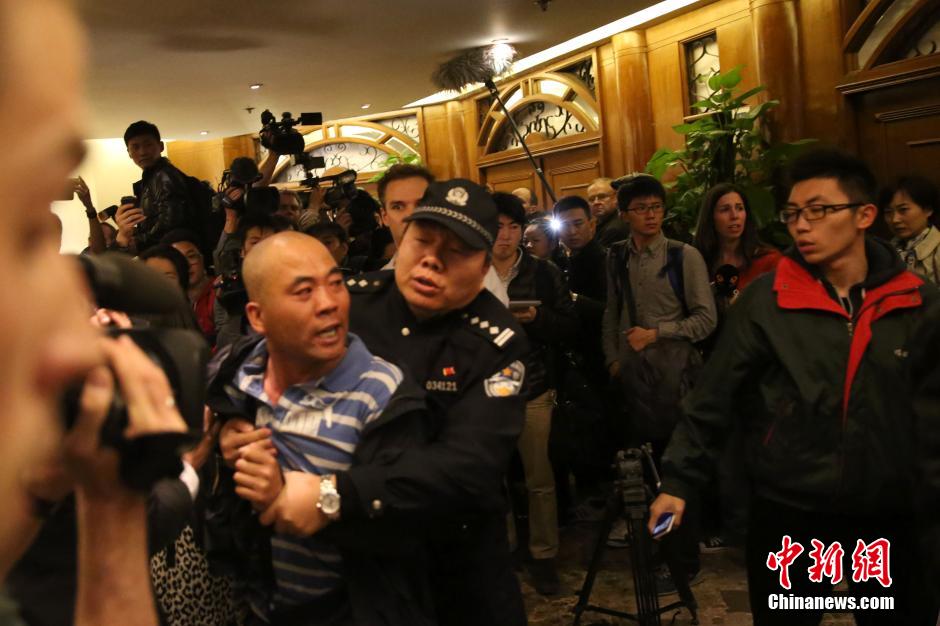 馬總理宣布MH370墜毀 在京乘客家屬泣不成聲 馬總理宣布MH370墜毀 在京乘客家屬泣不成聲