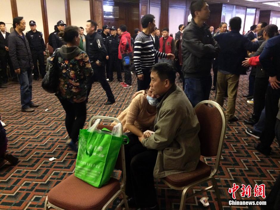 馬總理宣布MH370墜毀 在京乘客家屬泣不成聲 馬總理宣布MH370墜毀 在京乘客家屬泣不成聲