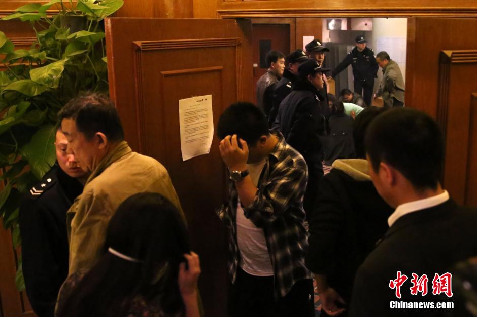 馬總理宣布MH370墜毀 在京乘客家屬泣不成聲 馬總理宣布MH370墜毀 在京乘客家屬泣不成聲