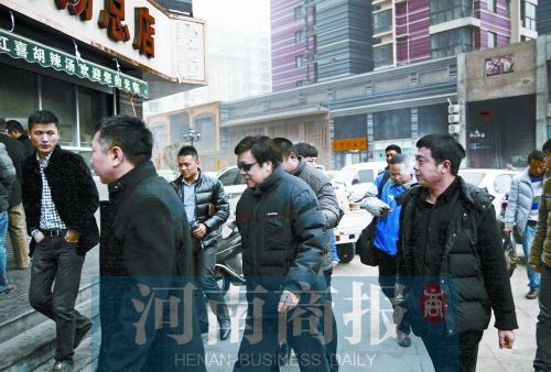 戴著墨鏡的趙忠祥來到胡辣湯店 戴著墨鏡的趙忠祥來到胡辣湯店