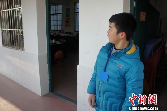 對于幾年如一日照顧他的同學(xué)余興泉,14歲的左臣心里充滿了感激。 李俊杰 攝 對于幾年如一日照顧他的同學(xué)余興泉,14歲的左臣心里充滿了感激。 李俊杰 攝