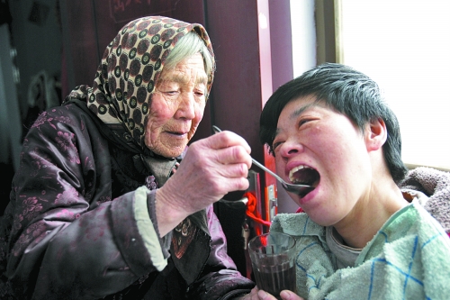 78歲婆婆照顧重病兒媳 稱其就是自己的親閨女 78歲婆婆照顧重病兒媳 稱其就是自己的親閨女