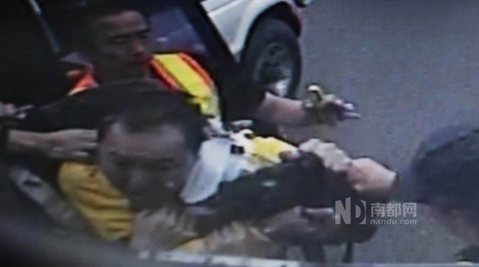 女子鬧市脫光向前男友索債 女子鬧市脫光向前男友索債