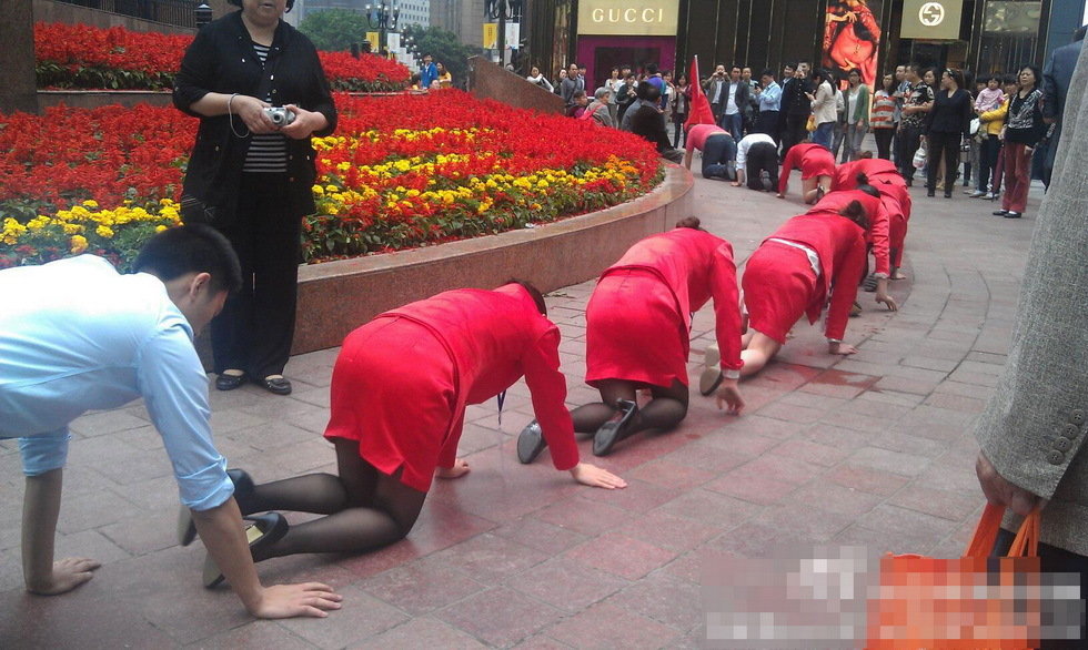 重慶一公司命員工爬行 稱為挑戰壓力 重慶一公司命員工爬行 稱為挑戰壓力