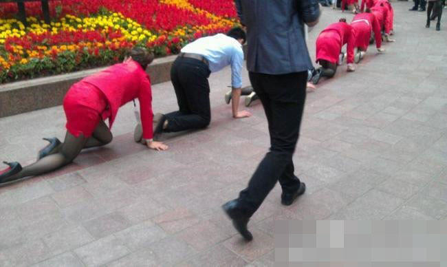 重慶一公司命員工爬行 稱為挑戰壓力 重慶一公司命員工爬行 稱為挑戰壓力