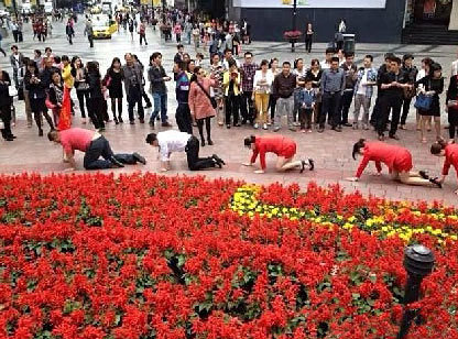 重慶一公司命員工爬行 稱為挑戰壓力 重慶一公司命員工爬行 稱為挑戰壓力