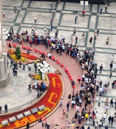 重慶一公司命員工爬行 稱為挑戰壓力 重慶一公司命員工爬行 稱為挑戰壓力