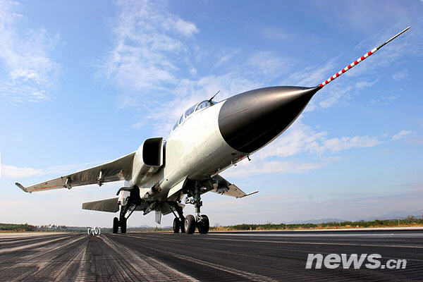 飛豹首批女飛行員:飛“爺們機”不在話下 飛豹首批女飛行員:飛“爺們機”不在話下