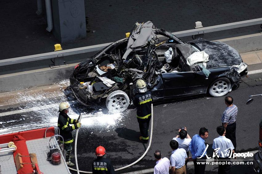 北京大客車追尾碾壓奧迪司機被困車中。