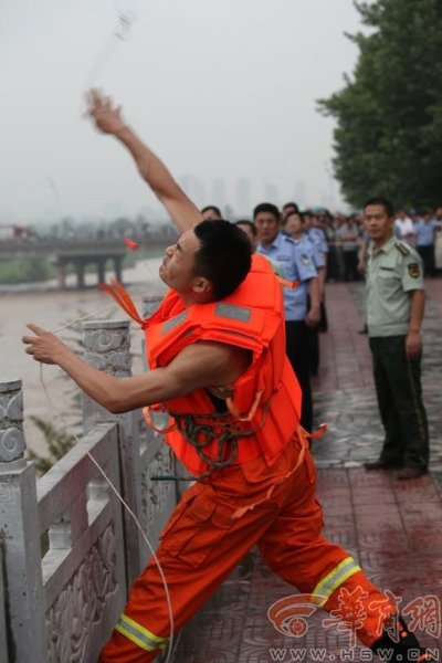 陜西渭河泄洪 一男子被洪水卷走身亡 陜西渭河泄洪 一男子被洪水卷走身亡