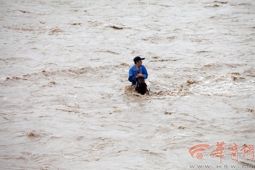 消防官兵試圖將救援的繩索扔到河中央,然而嘗試幾次都失敗。此時,河水已經(jīng)淹沒到四周,男子在一平方米的“ 消防官兵試圖將救援的繩索扔到河中央,然而嘗試幾次都失敗。此時,河水已經(jīng)淹沒到四周,男子在一平方米的“