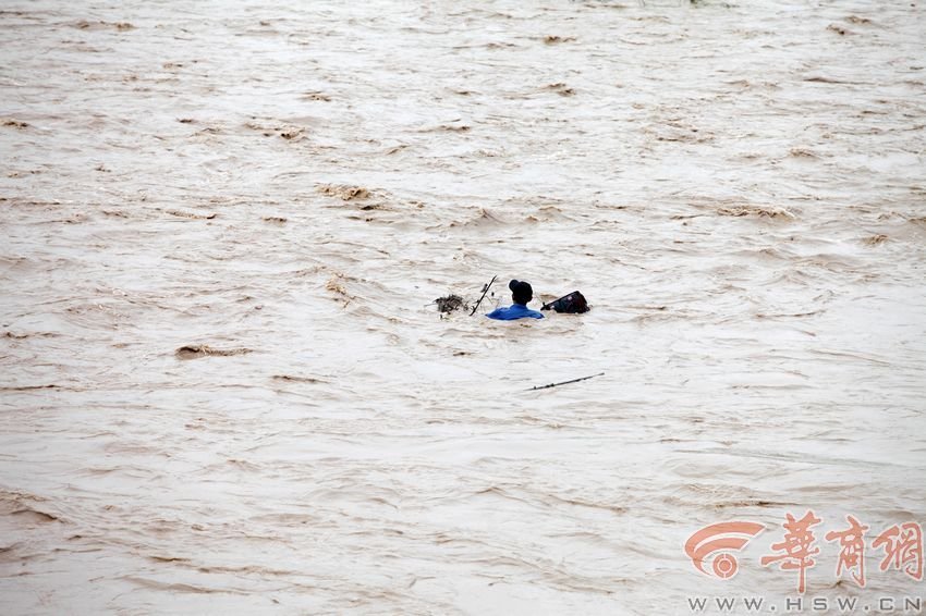 消防官兵試圖將救援的繩索扔到河中央,然而嘗試幾次都失敗。此時,河水已經(jīng)淹沒到四周,男子在一平方米的“ 消防官兵試圖將救援的繩索扔到河中央,然而嘗試幾次都失敗。此時,河水已經(jīng)淹沒到四周,男子在一平方米的“