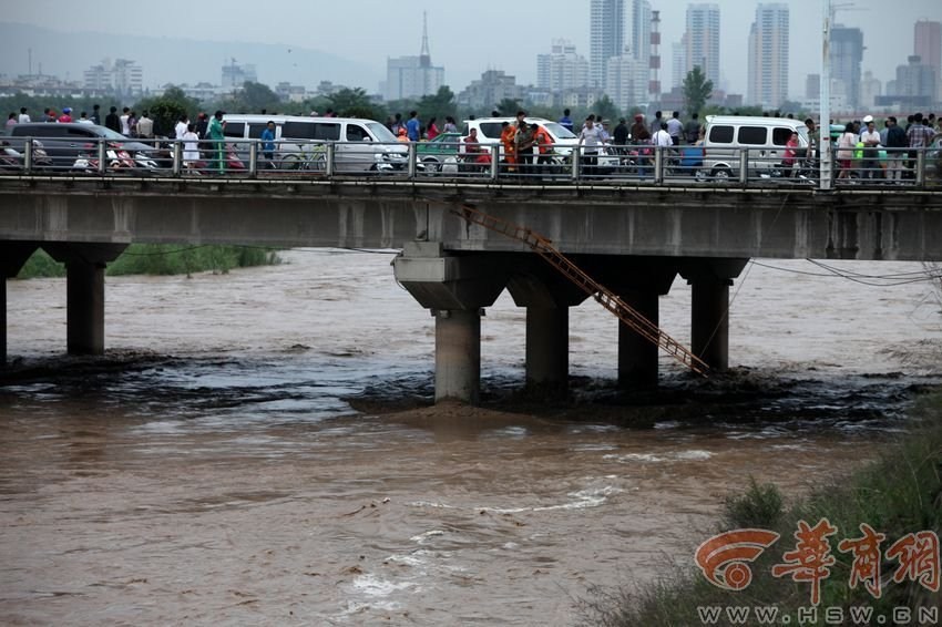 男子被洪水沖走。 男子被洪水沖走。