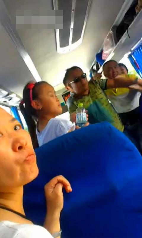 導游持刀逼購物:“不買弄死你” 導游持刀逼購物:“不買弄死你”